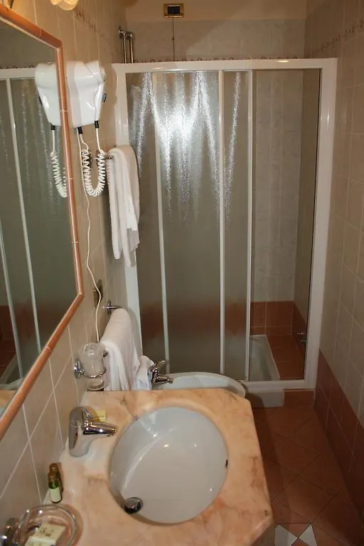 Albergo Ristorante Punta Dell'Est Клузане 3*,  Италия