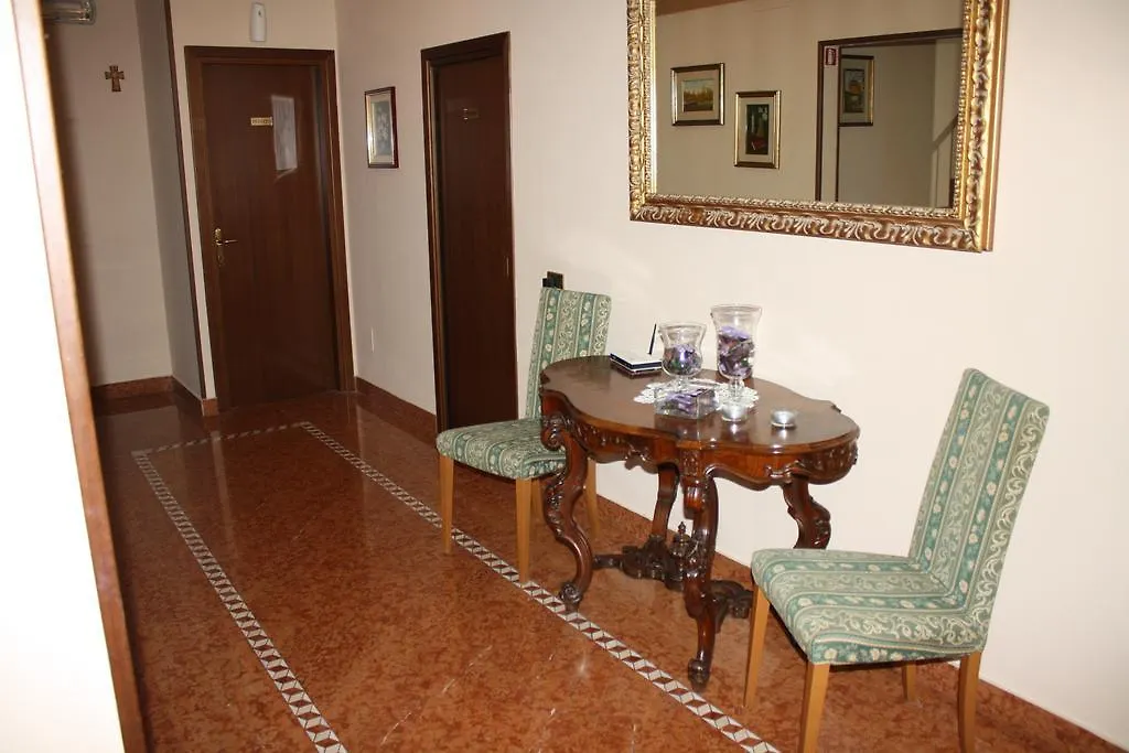 Albergo Ristorante Punta Dell'Est Клузане Отель