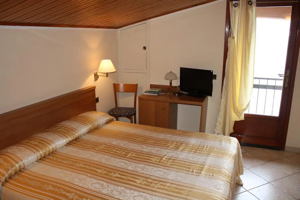 Albergo Ristorante Punta Dell'Est Клузане 3*,