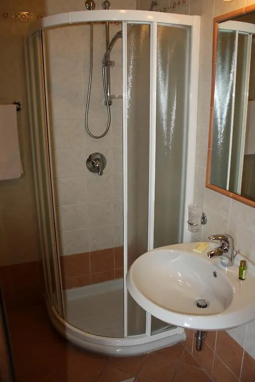 Albergo Ristorante Punta Dell'Est Клузане Италия