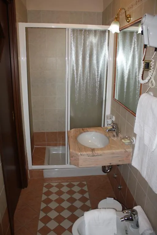 Отель Albergo Ristorante Punta Dell'Est Клузане