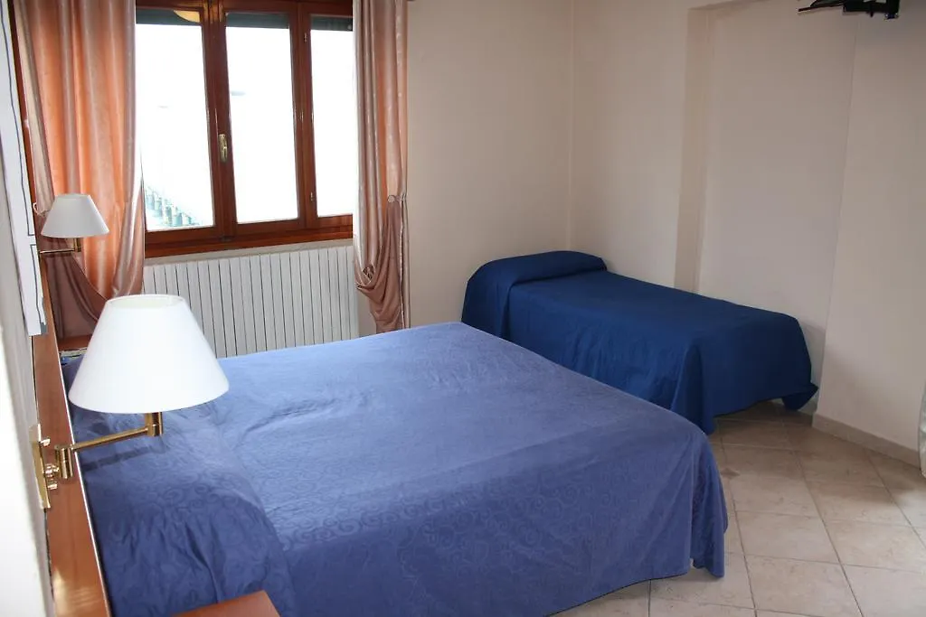 Albergo Ristorante Punta Dell'Est Клузане Отель
